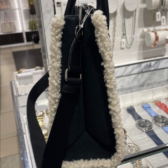 MICHAEL KORS Mirella Medium Suede and Faux Shearling Tote Bag
Black
NWT - Picture 4 of 15